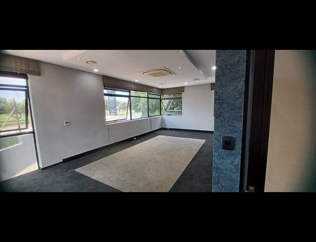 403M² OFFICE TO LET IN SANDHURST